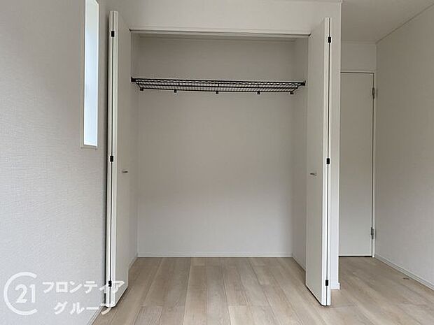 木目の美しさを際立たせるシンプルデザインのワイドクローゼットはたっぷり収納ができます!