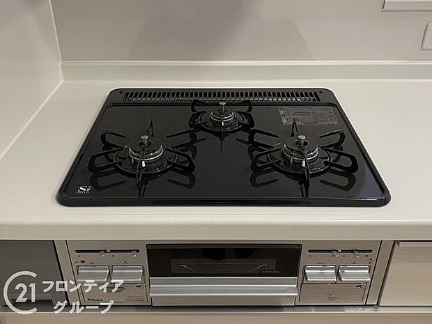 使い勝手のよい三つ口コンロです。ビルトインコンロで吹きこぼれのお掃除もらくらく