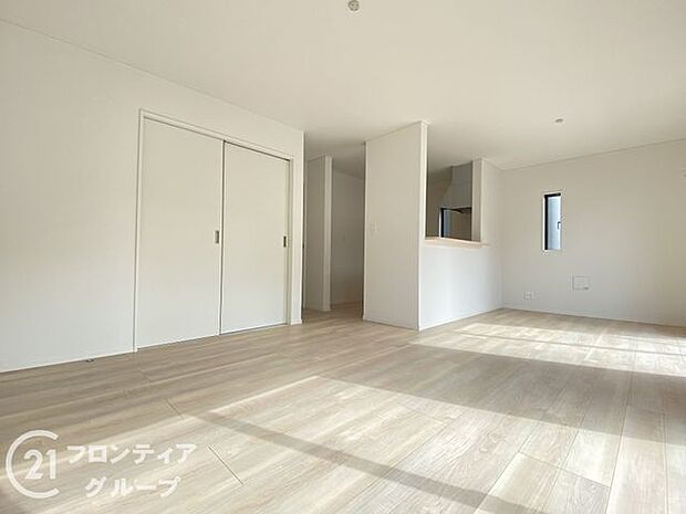 LDKには大きな窓からたくさんの光が入り、明るく、開放的な空間を演出してくれます。お友達が遊びに来た時も自慢のリビングになりますね!