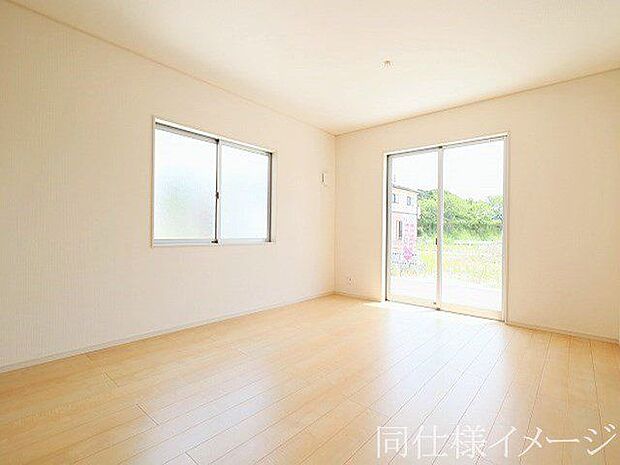 ＼同仕様写真／フローリングは、日常生活で床材の受ける様々な傷や、温度・湿度変化によるひび割れの発生を大幅に抑える特殊加工を施工済みです！