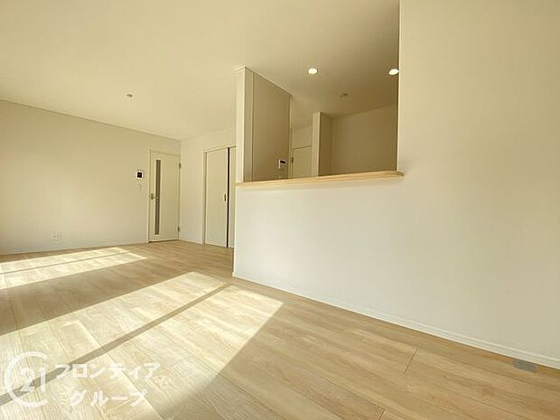 フローリングは、日常生活で床材の受ける様々な傷や、温度・湿度変化によるひび割れの発生を大幅に抑える特殊加工を施工済みです!