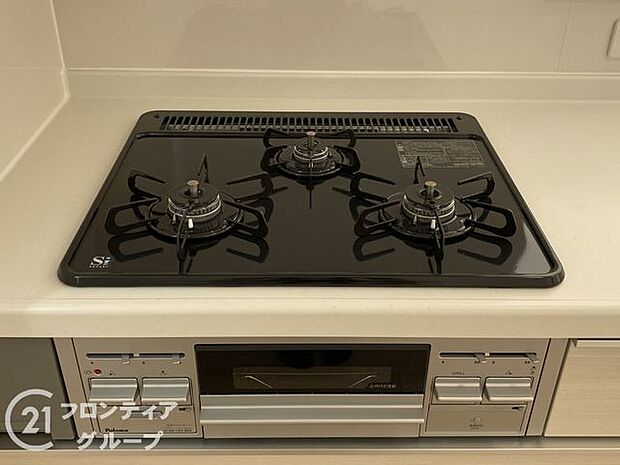 使い勝手のよい三つ口コンロです。ビルトインコンロで吹きこぼれのお掃除もらくらく