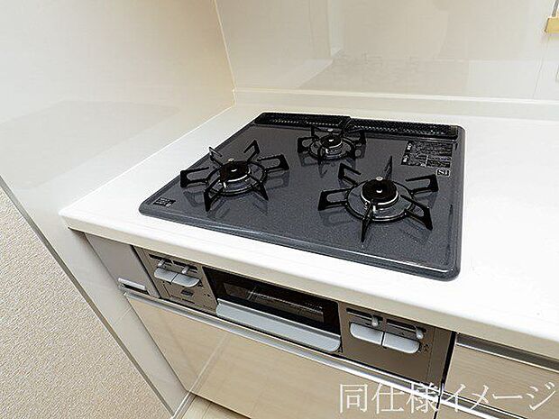 ＼同仕様写真／使い勝手のよい三つ口コンロです。ビルトインコンロで吹きこぼれのお掃除もらくらく