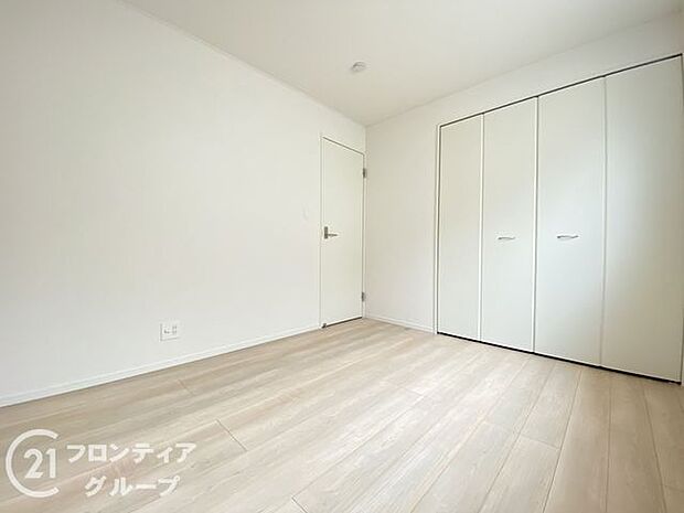 新しいい草香る畳スペースは、使い方色々!客室やお布団で寝るときにぴったりの空間ですね。