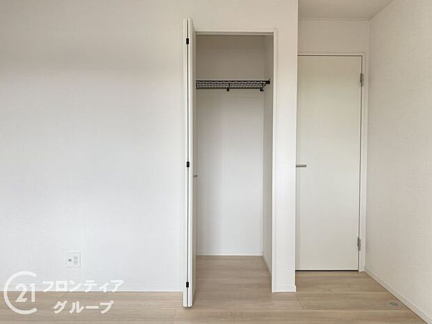 お布団も収納できる広々とした押入れは、季節のものもたくさん収納しておける便利なスペースです!