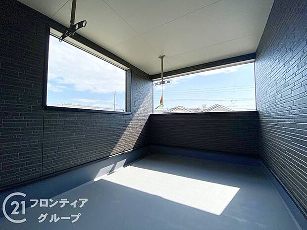 日当たりの良いバルコニーは、お洗濯が多いときも安心。たくさん干してもカラっと乾きそうです!