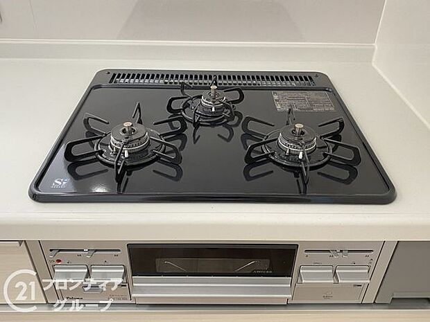 使い勝手のよい三つ口コンロです。ビルトインコンロで吹きこぼれのお掃除もらくらく