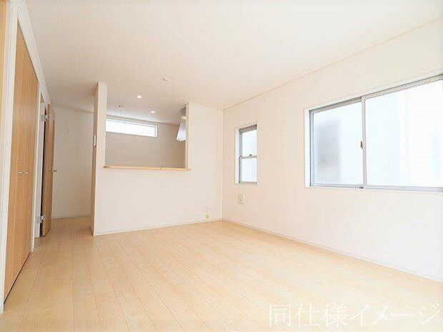＼同仕様写真／LDKには大きな窓からたくさんの光が入り、明るく、開放的な空間を演出してくれます。お友達が遊びに来た時も自慢のリビングになりますね！