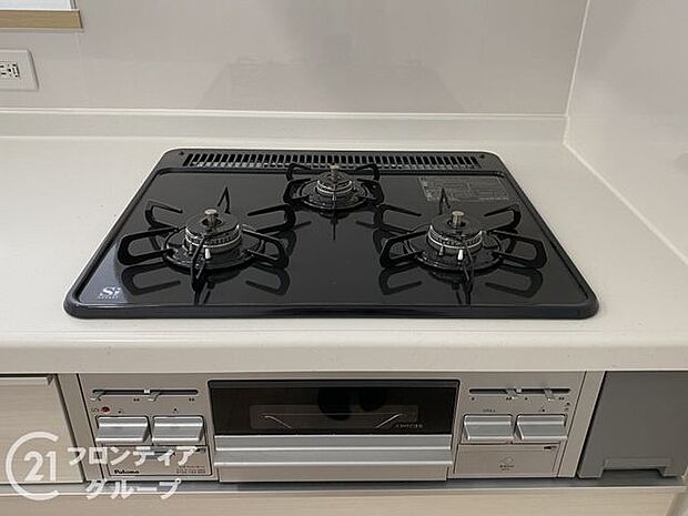 使い勝手のよい三つ口コンロです。ビルトインコンロで吹きこぼれのお掃除もらくらく