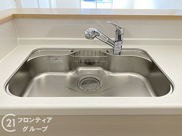 蛇口の先端に浄水器を内蔵。場所をとらない浄水器です。