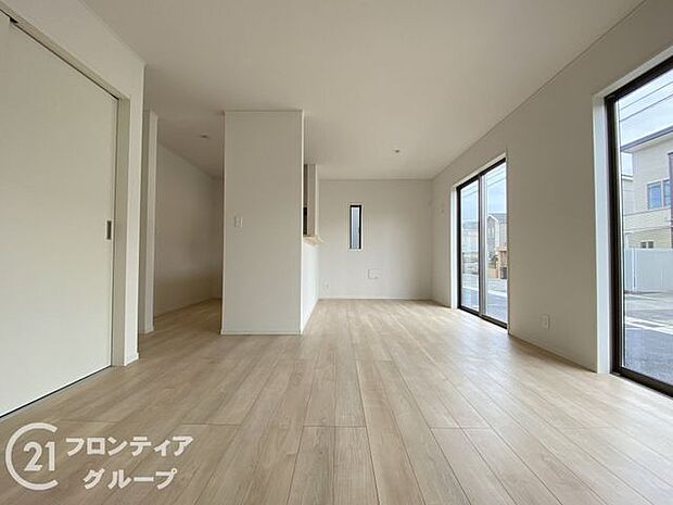 LDKには大きな窓からたくさんの光が入り、明るく、開放的な空間を演出してくれます。お友達が遊びに来た時も自慢のリビングになりますね!