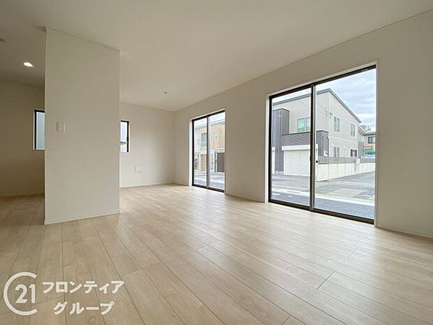 フローリングは、日常生活で床材の受ける様々な傷や、温度・湿度変化によるひび割れの発生を大幅に抑える特殊加工を施工済みです！