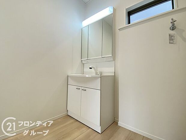 小窓付きの洗面室は、毎朝心地よい光を運んでくれるので、すがすがしい気持ちで1日をスタートできます!