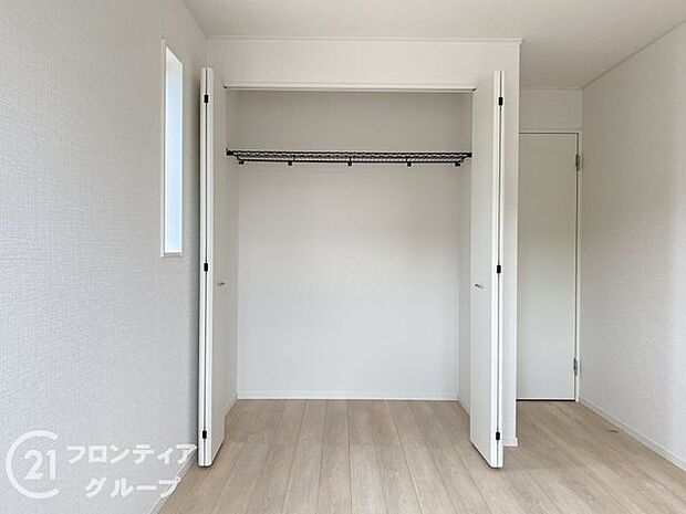 木目の美しさを際立たせるシンプルデザインのワイドクローゼットはたっぷり収納ができます！