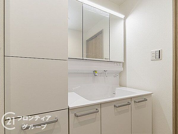 清潔感あふれるホワイトカラーで統一された使い勝手の良い洗面化粧台です。三面鏡の裏側はすべて収納になっており、散らかりがちな洗面周りの小物類をスッキリと隠して収納することが可能です