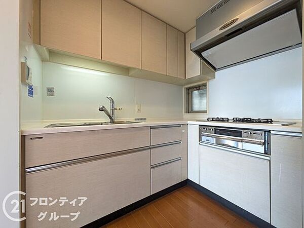 キッチンは、料理を楽しむための機能的な空間で、効率的な作業をサポートします
