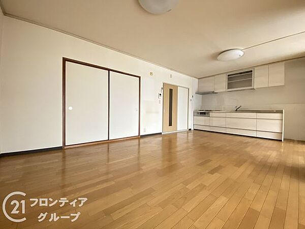 リビングは、落ち着いた色合いのフローリングが特徴です。家族の時間を大切にする理想的な空間です。