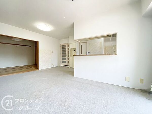 リビングは、家族や友人との時間を楽しむのに最適な広さです。快適な居住空間を提供します。
