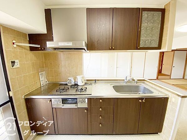 収納が充実しており、キッチン用品をすっきりと整理できる便利な空間です。
