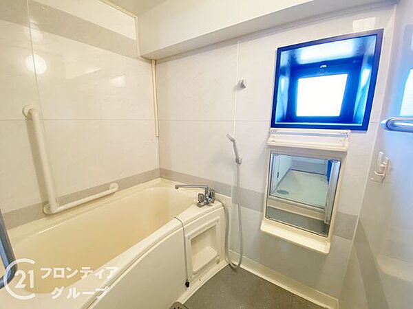 バスタブ付きで、ゆったりとお風呂に浸かり、疲れた体を癒せる贅沢な空間です。窓があるのでこまめに換気ができ、清潔感を保てます。リラックスタイムをより豊かにする素敵な選択です。