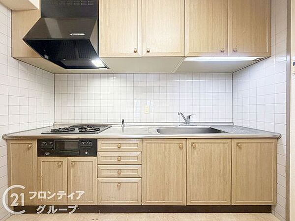 3口コンロ付きのキッチンは、調理の効率が良く、同時に多くの料理を作れる便利で機能的な空間です