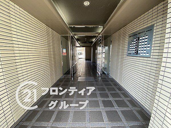 マンションのエントランスは、住まう方々を迎える洗練された空間です。日常の出入りを快適にするための工夫がされています。