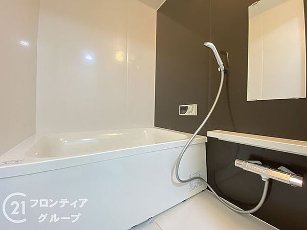 機能的なバスルームで、快適な生活を実現します。清潔感あふれる空間で、毎日の疲れを癒すリフレッシュタイムを提供します。