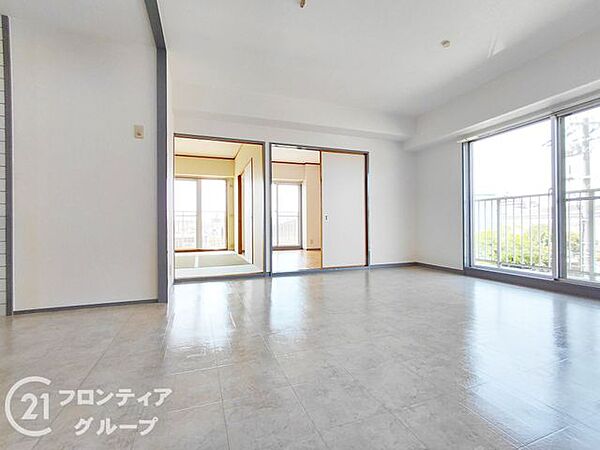 大きな窓のあるリビングは、陽光あふれる明るい空間です。居心地良く、ご家族皆がゆったり寛げる憩いの空間となりそうです