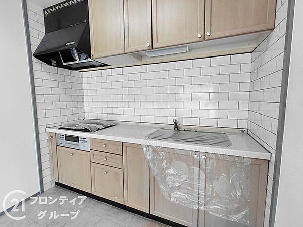 収納が充実しており、キッチン用品をすっきりと整理できる便利な空間です。フラットな作業台と壁面は掃除がしやすく、清潔を保ちます