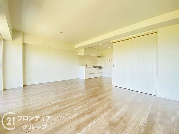 広々としたリビングで、明るい日が差し込みます！家族団らんの時間をゆったりと過ごせます！