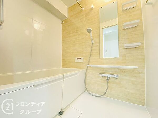広々としたバスルームで、心地よいリラックスタイムを楽しめます。快適な空間で、日々の疲れを癒す贅沢な時間を提供します。