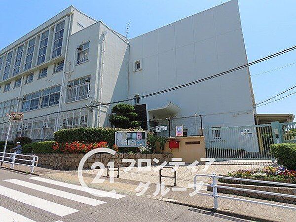神戸市立霞ケ丘小学校 徒歩12分。 750m