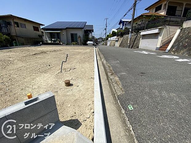 2台並列駐車可能な広々とした駐車スペースを完備!