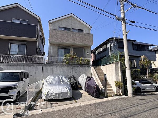 広々とした駐車スペースを備えた外観は、車の出し入れがスムーズで便利です。家族の車を安心して停められます！