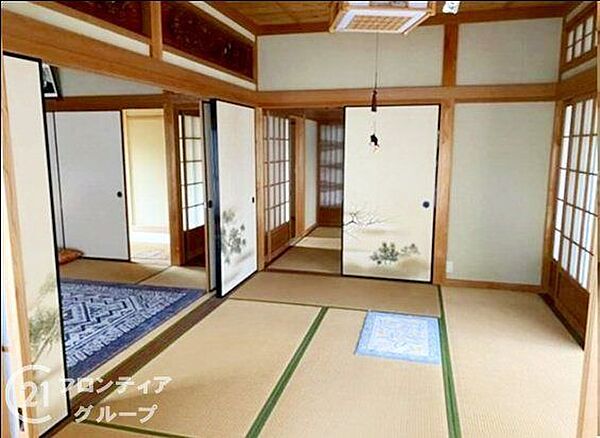 和室は、畳の香りが心地よい伝統的な空間です。障子から柔らかい光が入り、落ち着いた雰囲気を醸し出し、多目的に使えるため、客間やリラックススペースとして最適です