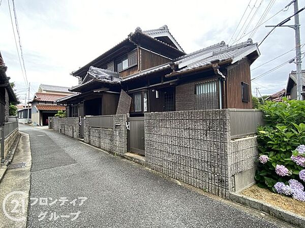 自然素材を活かした外観は、温かみのある雰囲気を演出します。自然との調和を感じる住まいです。