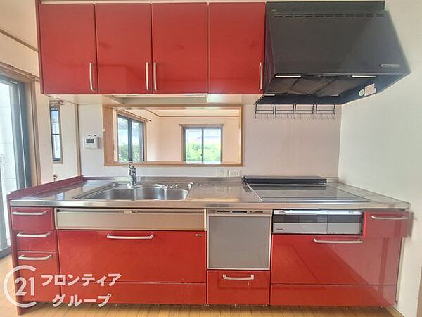 対面式キッチンで、ご家族とお話しながらお料理ができる楽しい空間です