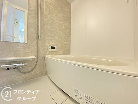 給湯器リモコンの設置あり!追い炊きが簡単なので、いつでも楽に入浴できます。きれいな浴室で1日の疲れを癒してください