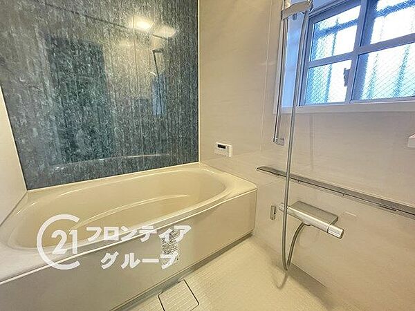 落ち着いた浴室で一日の疲れをしっかりとることが出来ます