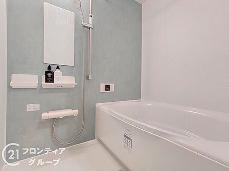 爽やかなアクセントパネルが心地よいリラックスタイムを叶え、足を伸ばして寛げる浴槽で一日の疲れを優しく解き放つ贅沢な時間を過ごせます