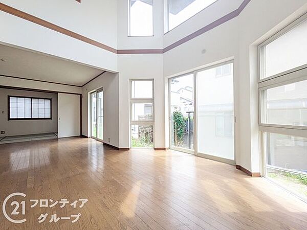 リフォーム済み！クロス貼替・クリーニング新調。リビング全体を見渡せるカウンターキッチン。客間やお子様のプレイルームなど用途多彩な和室。トイレは2か所あり忙しい朝もスムーズ。神戸市立高倉中学校徒歩19分