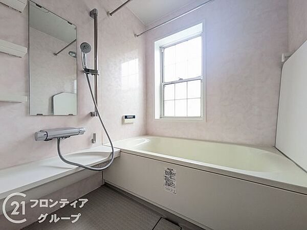 ゆったりと脚を延ばして、1日の疲れを癒せます。窓があるのでこまめに湿気を換気ができます。