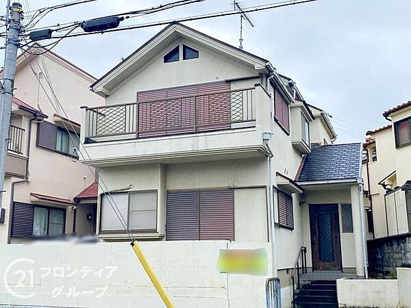 洗練されたフォルムと、陽だまりのような温かさを兼ね備えた外観デザイン！中古戸建ならではの趣を残しつつ、古さを感じさせない手入れの良さが魅力です。家族を優しく迎え入れてくれる自慢の我が家！