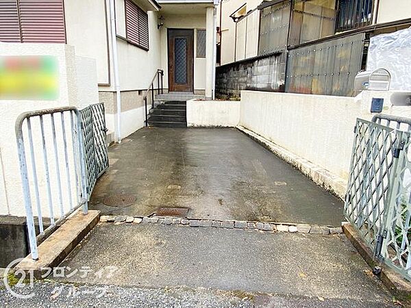 敷地内には大切なお車を停めるためのカースペースを確保しています。前面道路からの出し入れもしやすく、毎日の送り迎えやお買い物にも大変便利です。スムーズな動線が、ゆとりある暮らしをサポートします