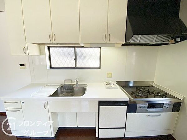 3口コンロ付きのキッチンは、調理の効率が良く、同時に多くの料理を作れる便利で機能的な空間です