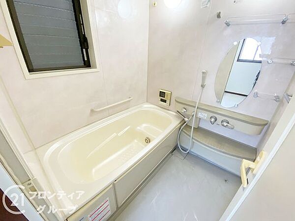 バスタブ付きで、ゆったりとお風呂に浸かり、疲れた体を癒せる贅沢な空間です。窓があるのでこまめに換気ができ、清潔感を保てます。リラックスタイムをより豊かにする素敵な選択です。