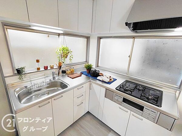 窓から差し込む光が心地よいキッチンは、毎日の料理を楽しく彩ります。広々としたワークトップと充実の収納スペースが、効率的でスムーズな家事動線を実現させてくれます