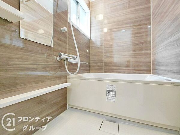 広々とした浴槽でゆったりとリラックスできそうですね！アクセントパネルがおしゃれで、まるでホテルのような高級感があります。毎日の入浴が楽しみになる、癒しのプライベート空間ですね！