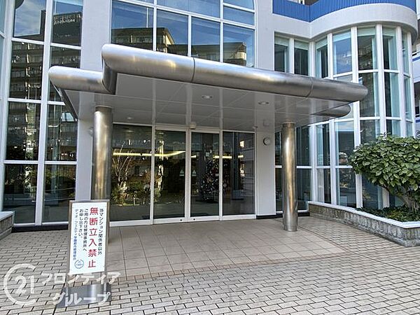ホテルのような気品に満ちたエントランスは、住まう方を優しく迎え入れます。細部にまでこだわった意匠が、日常に潤いと安らぎを与えてくれる贅沢な空間です