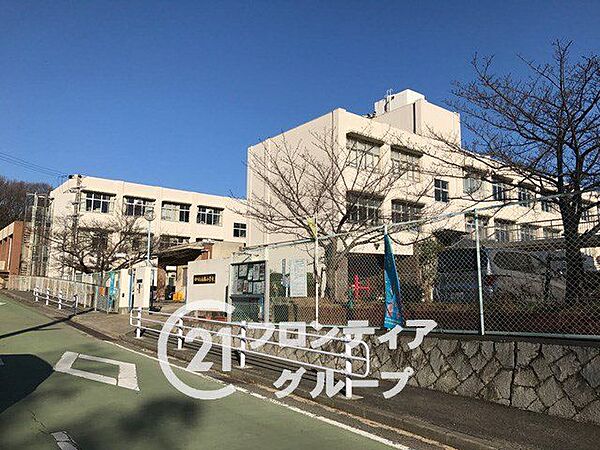 徒歩18分。西脇小学校 1400m